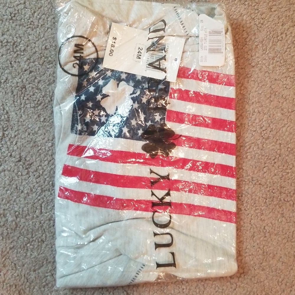 Short sleeve tee shirt.
